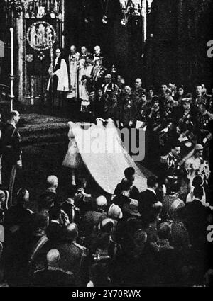 Die königliche Hochzeit : Details zur Westminster Abbey Zeremonie des Herzogs von Kent und der Prinzessin Marina von Griechenland 29 November 1934 . Hier sehen Sie die beiden jungen Brautjungfern Prinzessin Elizabeth und Lady Mary Cambridge , die während der Prozession vom Altar aus in London, England die Bräute hochhalten . 1. Dezember 1934 Stockfoto
