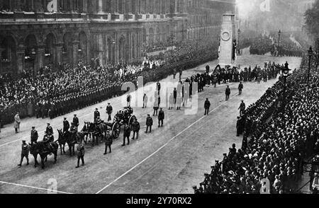 Beerdigung des Unbekannten Kriegers 11. November 1920. "Wer ist der, der kommt, wie ein Ehrengast, mit Banner und Musik, mit Soldaten und Priester, mit einer Nation, die weint?" Die Prozession verlässt den Cenotaph für Westminster Abbey - der Sarg auf seinem Geschützwagen , mit den Schleuderträgern auf beiden Seiten , gefolgt vom König als Chief Mourner , London , England . 20. November 1920 Stockfoto