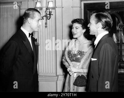 Duke Meets Ava und Frankie the Duke of Edinburgh verbrachten einen Abend mit Bühnen - und Filmstars Großbritanniens und Amerikas , als er an einem Dinner im Empress Club , Dover Street , London , den Künstlern, die am Montag an einer Gala Midnight Matinee im London Coliseum teilnehmen werden , teilnahm . Die Matinee , bei der der Duke und Prinzessin Elizabeth anwesend sein werden , wird vom Variety Club of Great Britain zugunsten der National Playing Fields Association gesponsert , deren Präsident der Duke ist . Fotoshows: Der Herzog von Edinburgh trifft die lächelnde Ava Gardner und ihren Mann des Monats, Frank Sinatra at Stockfoto