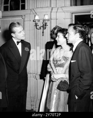 Duke Meets Ava und Frankie the Duke of Edinburgh verbrachten einen Abend mit Bühnen - und Filmstars Großbritanniens und Amerikas , als er an einem Dinner im Empress Club , Dover Street , London , den Künstlern, die am Montag an einer Gala Midnight Matinee im London Coliseum teilnehmen werden , teilnahm . Die Matinee , bei der der Duke und Prinzessin Elizabeth anwesend sein werden , wird vom Variety Club of Great Britain zugunsten der National Playing Fields Association gesponsert , deren Präsident der Duke ist . Fotoshows: Der Herzog von Edinburgh trifft die lächelnde Ava Gardner und ihren Mann des Monats, Frank Sinatra at Stockfoto