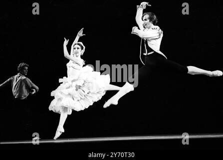 London : Nureyev springt mit dem russischen Tänzer Rudolf Nureyev aus Nadia , der heute in der Luft mit Nadia Nerita während der Proben für Laurentia gezeigt wird , die in der morgigen Gala des Royal Ballet Benevolent Fund im Covent Garden stattfinden wird , an der Königin Mutter und Prinzessin Margaret teilnehmen werden . 23. März 1965 Stockfoto