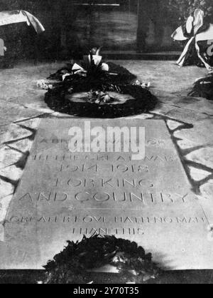 Das Grab des Unbekannten Kriegers versiegelt : der temporäre Stein über der Grabstätte in Westminster Abbey , London , England . Der Stein lautet: A British Warrior Who fiel in the Great war 1914–1918 . Für König und Land . Größere Liebe Hat Keinen Menschen Als Diese. 27. November 1920 Stockfoto