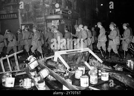 Rom : die Polizei marschiert durch die brennenden und verlassenen Barrikaden , die am 31 . Mai 1968 von Studenten des linken Flügels hinterlassen wurden , die in einer Anti-de-Gaulle-Demonstration in die französische Botschaft einzudringen versuchten . Stockfoto