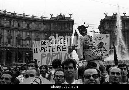 Rom: Linke Studenten tragen ein Bildnis von Präsident de Gaulle, als sie am 31. Mai 1968 in einer Anti-de-Gaulle-Demonstration auf die französische Botschaft marschieren. Nachdem die Studenten das Bildnis in Brand gesetzt hatten, warfen sie es auf die Polizei vor der Botschaft. Die Polizei beschuldigte sie und nach einer gewalttätigen Schlacht zerstreuten sich die Demonstranten. Stockfoto