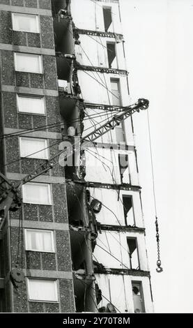 London - Türen, die nirgendwohin führen und hängendes Bewehrungseisen ist alles, was vom Wohnzimmerbereich dieses Wohnblocks namens Ronan Point übrig geblieben ist. In den frühen Morgenstunden brach dieser Abschnitt eines 22-stöckigen Wohnblocks nach einer Explosion zusammen. Laut neuesten Berichten wurden zwei Männer und eine Frau tot zwischen den Trümmern gefunden. Teil der Schlafzimmer, in dem die meisten Leute davon gefallen sind. 16. Mai 1968 Stockfoto