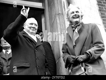 Churchills Victory Smile Winston Churchill gewann Woodford, Essex für die Konservativen bei den Parlamentswahlen. Er gab das Siegeszeichen, als er die St Barnabas Road Schools in Woodford nach der Stimmenzählung verließ. Die konservativen Zuwächse bei den Wahlen häufen sich jetzt. 26. Oktober 1951 Stockfoto