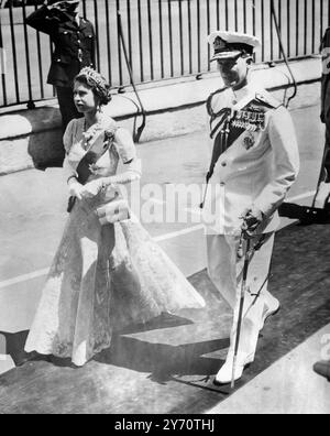 QUEEN ERÖFFNET DAS STATE PARLIAMENT IN SYDNEY8 Februar 1954 in Begleitung des DUKE of EDINBURGH über den blauen Teppich vor dem Parliament House in Sydney, Australien, bevor sie das New South Wales State Parliament ERÖFFNET. Ihre Majestät war der erste britische Souverän, der ein australisches Parlament eröffnete. Stockfoto