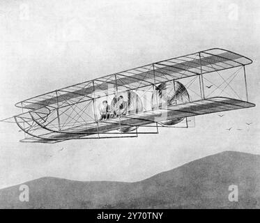 Wrights Fluggeheimnis endlich enthüllt : Bilder des geheimnisvollen Flugzeugs. Hier fliegt die Wright-Maschine mit einer Geschwindigkeit von 45 km/h über der Küste von North Carolina , USA . Der Flieger mit einem Begleiter sitzt in der Mitte der unteren Ebene , vor ihm befindet sich ein Hebel , mit dem er das vertikale Ruder betätigt . Mit einem anderen Hebel verdreht er die Flugzeuge, um ihn beim Lenken zu unterstützen. Vor der Maschine befindet sich das horizontale Ruder , hinten das vertikale . 13. Juni 1908 Stockfoto