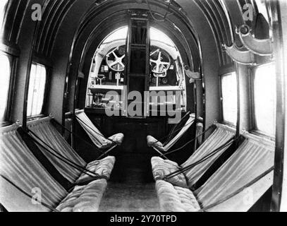 Der geräumige Innenraum eines Vickers 'Victoria' Truppenträgers, der ursprünglich dazu gedacht war, dreiundzwanzig bewaffnete Soldaten zu einem Außenposten in einem gestörten Land zu bringen oder Opfer ins Krankenhaus zu bringen : Ein Blick auf das Doppelcockpit für die beiden Piloten (drahtlos ausgestattet), mit den beiden Lenkrädern und den zusammenklappbaren Sitzen aus Segeltuch an den Seiten. Wird verwendet, um Flüchtlinge - britische und andere Nationalitäten - vor der Rebellion in Kabul, Afghanistan zu retten. 1929 Stockfoto