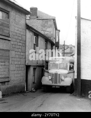 Diese Busse müssen durch Mousehole ... fahren und wie das Bild zeigt, ist es sehr eng zusammengedrückt. Die Bilder wurden am 21. Januar 1957 in Cornwall von Penzance - Newlyn - Mousehold aufgenommen Stockfoto