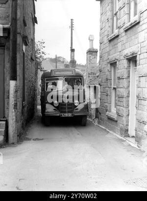 Diese Busse müssen durch Mousehole ... fahren und wie das Bild zeigt, ist es sehr eng zusammengedrückt. Die Bilder wurden am 21. Januar 1957 in Cornwall von Penzance - Newlyn - Mousehold aufgenommen Stockfoto