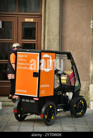 Pedalantrieb Omniva Postzustellung EV Fahrzeug Vok Bikes mit Paketaufbewahrung, Lieferung in der Altstadt auf Kopfsteinpflasterstraßen Tallinn, Estland. Stockfoto