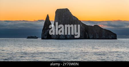 Kicker Rock Sonnenuntergang Panorama mit Kreuzfahrtschiff, Insel San Cristobal, Galapagos Nationalpark, Ecuador. Stockfoto