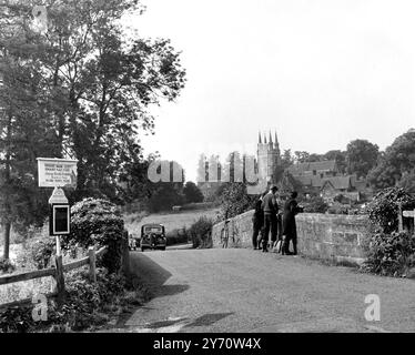 Drei Jungen auf der Brücke im Fluss Medway , im Dorf Penshurst , Kent . 22. September 1960 Stockfoto