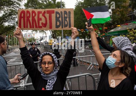 Ein pro-palästinensischer Demonstrant zeigt ein Schild mit der Aufschrift "Arrest Bibi" während eines Protestes vor dem Hauptquartier der Vereinten Nationen in New York City, NY, USA, am 26. September 2024. Hunderte treffen sich zu Demonstrationen gegen den israelischen Premierminister Benjamin Netanjahu vor der Generalversammlung der Vereinten Nationen. Die Demonstranten stellten auch eine Reihe von Forderungen auf, darunter einen sofortigen Waffenstillstand, die Verhaftung Netanjahu gemäß dem IStGH und die Beendigung aller militärischen Hilfe für Israel. (Foto: Aashish Kiphayet/SIPA USA) Stockfoto