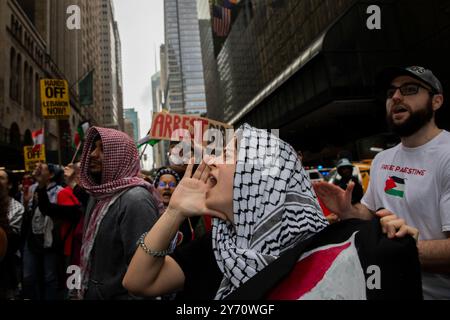 New York, USA. September 2024. Eine pro-palästinensische Person singt während eines Protestes in New York City, New York, USA, am 26. September 2024. Hunderte treffen sich zu Demonstrationen gegen den israelischen Premierminister Benjamin Netanjahu vor der Generalversammlung der Vereinten Nationen. Die Demonstranten stellten auch eine Reihe von Forderungen auf, darunter einen sofortigen Waffenstillstand, die Verhaftung Netanjahu gemäß dem IStGH und die Beendigung aller militärischen Hilfe für Israel. (Foto: Aashish Kiphayet/SIPA USA) Credit: SIPA USA/Alamy Live News Stockfoto