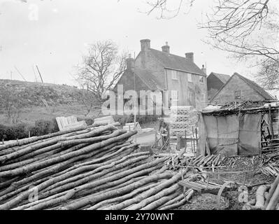 Hürdenmacher, William John Crouch, 1. Januar 1940 Stockfoto