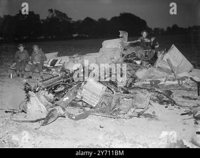 Wrackteile eines deutschen Flugzeugs, das in der Nähe von Tatsfield abstürzte, nachdem er während eines Luftangriffs über Biggin Hill, Kent, England, erschossen wurde. 30. August 1940 Schlacht von Großbritannien Stockfoto