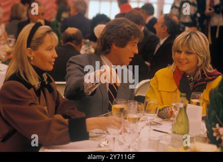 Mrs. Susan Sangster, Bungalow Bill Wiggins und Freund beim Cartier Million Dollar Pferderennen Dublin, Irland, 1989 1980er Jahre HOMER SYKES Stockfoto