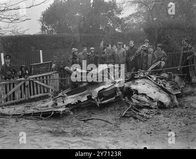 Das Wrack einer Messerschmitt Bf 109E mit gelber Nase, die im Vorgarten eines Landhauses am Rande einer Straße in der Wickham Street, Welling, Kent, England, abstürzte. Das Flugzeug wurde von Pilot Officer Bryan Draper von der 74. Squadron abgeschossen. Sonntag, 20. Oktober 1940, Schlacht von Großbritannien Stockfoto