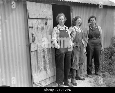 Farm School, Sissinghurst, Walthamstow Hall School Girls und Miss Mitchell 1. Januar 1946 Stockfoto