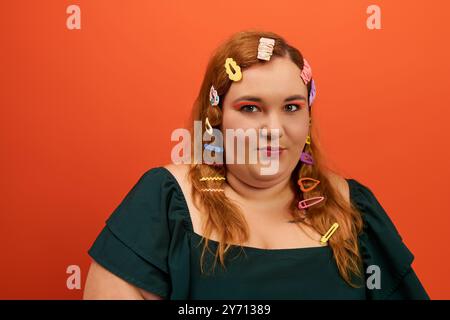 Eine schöne Frau in Übergröße zeigt ihren einzigartigen Stil mit farbenfrohen Haarspangen und auffälligem Make-up. Stockfoto