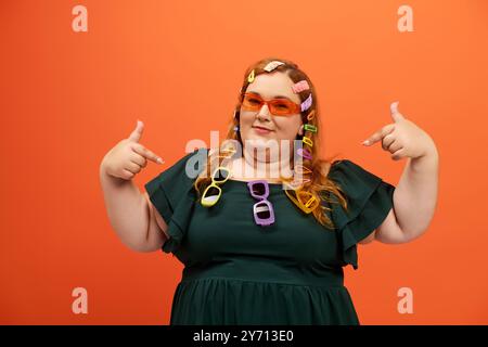 Die selbstbewusste Frau zeigt ihren einzigartigen Stil mit verspielten Accessoires und strahlt Positivität aus. Stockfoto