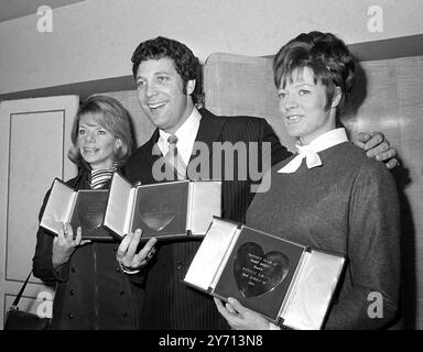 Dateifoto vom 11. November 03/69 von Jill Bennett, Tom Jones und Maggie Smith (von links nach rechts) mit ihren berittenen und beschrifteten Silberherzen zeigen Business Awards, die ihnen vom Variety Club of Great Britain im Savoy Hotel, London verliehen wurden. Dame Maggie Smith starb am Freitag im Krankenhaus, sagten ihre Söhne Chris Larkin und Toby Stephens in einer Erklärung. Ausgabedatum: Freitag, 27. September 2024. Stockfoto