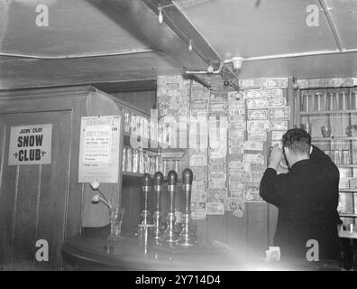 Money on Wall - North Fleet Pub Januar 1940 Stockfoto