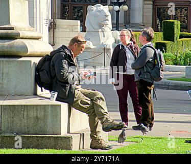 Glasgow, Schottland, Großbritannien. September 2024. Wetter in Großbritannien: Sonnig im Zentrum der Stadt. Leute zum Mittagessen auf dem george Square. Credit Gerard Ferry/Alamy Live News Stockfoto