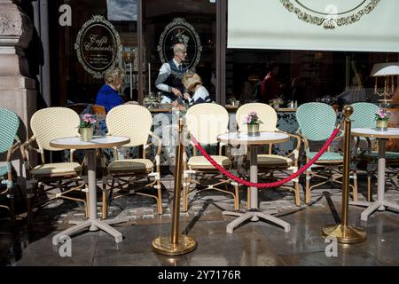 Gäste sitzen am 26. September 2024 in London am Fenster des „Caffe Concerto“ auf Piccadilly im West End. Stockfoto
