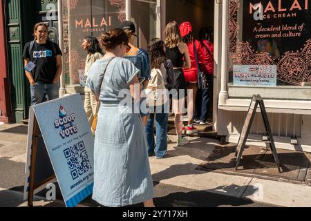 Eisliebhaber können am Freitag, den 20. September 2024, im Stadtteil Boerum Hill in Brooklyn in New York das Eis Malia kostenlos genießen. Die Eisdiele fördert die von MoveOn organisierte Kampagne Scoop the Vote, um Kamala Harris’ Wahlkampagne zu unterstützen. (© Richard B. Levine) Stockfoto