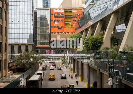 Renovierung der Hudson Yards in New York am Montag, 23. September 2024. Der Raum war ursprünglich vom Kaufhaus Neiman Marcus besetzt, das während des Konkurses geräumt wurde. Fenster werden installiert und das Innere als Büros für den neuen Mietbrunnen Fargo renoviert. (© Richard B. Levine) Stockfoto