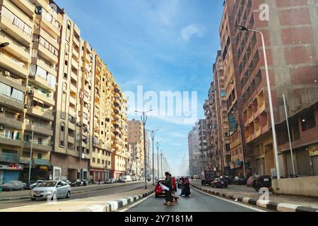 KAIRO, ÄGYPTEN - 1. NOVEMBER 2023: Verkehr in der Innenstadt von Kairo, Kairos Straßen Stockfoto