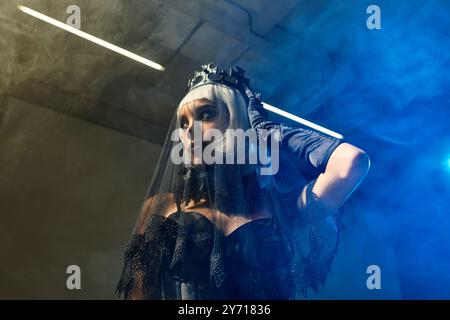 In einem aufwendigen Halloween-Kostüm besticht die junge Frau durch ihre auffällige Präsenz. Stockfoto