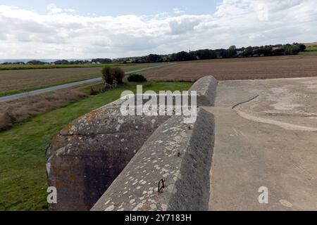 Blick auf das Dach im hinteren Teil eines M272-Designs, deutsche Kasematten, in Longues-sur-Mer Batterie, Normandie, Frankreich Stockfoto