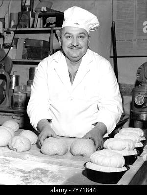 Der Bäckermeister Alfons Bartkowiak, der 1940 mit der polnischen Armee nach Großbritannien kam und jetzt im Dorf Farningham angesiedelt ist, hat Kent, der seine eigene Bäckerei betreibt, gebeten, ein besonderes Schwarzbrot zu backen. Dieser Sonderauftrag ist für St. Alban's Church. Dartford , wo der Vikar ein " Flüchtlingsessen " hält , um Mittel für das World Refugee Year zu sammeln . Alfons kam zur Rettung, als er hörte, dass der Vikar, Rev R Churton-Collins, keinen Bäcker finden konnte, um es zu backen. 2. März 1960 Stockfoto