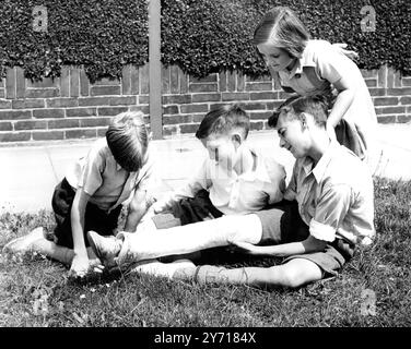 David Read, 13 Jahre alt, aus Harland Avenue, Sidcup, Kent, ist sehr stolz auf sein verletztes Bein. Er verletzte sich beim Cricket , und kürzlich, als er Douglas Wright und Jack Martin , die Kent und England Cricketeres sah , bat er diese Spieler , ihre Autgroaph auf seinem Gipsbein zu unterschreiben . Jetzt ist Davids Bein eine Quelle des Stolzes und Verwunderens für die anderen Jungs und Mädchen in seiner Straße. 10. Juli 1950 Stockfoto