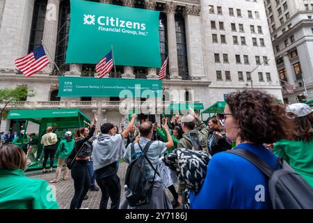 Am Dienstag, den 24. September 2024, feiern Mitglieder der Öffentlichkeit gemeinsam mit Mitarbeitern der Citizens Financial Group außerhalb der New Yorker Börse den zehnten Jahrestag der ersten öffentlichen Ausgabe der Bürger. (© Richard B. Levine) Stockfoto