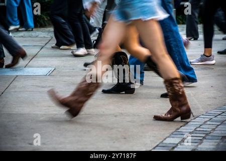 New Yorker und Besucher tanzen im Bella Abzug Park in New York am Mittwoch, den 26. September 2024 während des Line Dancing Workshops im Park. Am Abend zogen die Tänzer ihre Stiefel an und tanzten einen Sturm in der Werkstatt der Big Apple Ranch. Der Tanz ist nur eine der vielen Aktivitäten, die die Hudson Yards Hells Kitchen Alliance im Bella Abzug Park durchführt. (© Richard B. Levine) Stockfoto