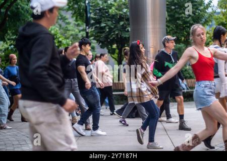 New Yorker und Besucher tanzen im Bella Abzug Park in New York am Mittwoch, den 26. September 2024 während des Line Dancing Workshops im Park. Am Abend zogen die Tänzer ihre Stiefel an und tanzten einen Sturm in der Werkstatt der Big Apple Ranch. Der Tanz ist nur eine der vielen Aktivitäten, die die Hudson Yards Hells Kitchen Alliance im Bella Abzug Park durchführt. (© Richard B. Levine) Stockfoto