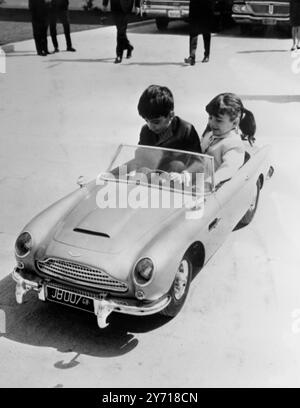 Kronprinz Reza von Iran sah am 21 . März 1967 ein Modellauto auf dem Gelände des Königspalastes . Das Auto ist ein Modell des fiktiven Agenten James Bond im Film Goldfinger und wurde dem Kronprinzen von den Machern präsentiert . 22. März 1967 Stockfoto