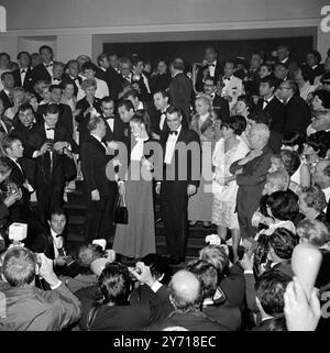 Cannes : Umgeben von Pressekameraden , die an der Präsentation des Filmdoktors Schiwago bei den Filmfestspielen von Cannes teilnahmen . Von links nach rechts ( im Vordergrund) : Filmproduzent Carlo Ponti, Ehemann der italienischen Schauspielerin Sophia Loren, Geraldine Chaplin und Schauspieler Omar Sharif am 16. Mai 1966 Stockfoto