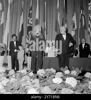 Cannes: Die französische Filmschauspielerin Brigitte Bardot mit dem französischen Veteranen Michel Simon während des Galaabends anlässlich der Abschlussveranstaltung der Internationalen Filmfestspiele von Cannes am 15. Mai 1967 Stockfoto