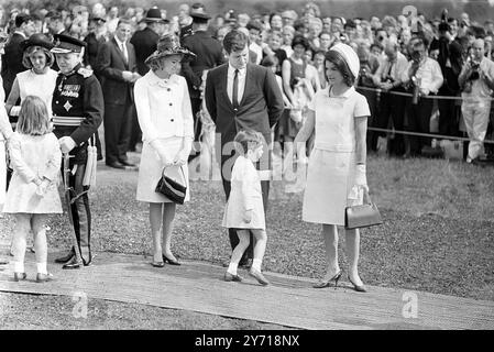 Jacqueline Kennedy bei Ankunft in Runnymede, Surrey. Mit Frau Kennedy sind ihre beiden Kinder Caroline (7) und John (4). Die Königin enthüllt das Denkmal in Runnymede für Mrs. Kennedys Ehemann , den verstorbenen US-Präsidenten John F. Kennedy . Auch der Bruder des verstorbenen Präsidenten , die Senatoren Edward und Robert Kennedy , werden anwesend sein . 14. Mai 1965 Stockfoto