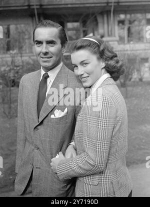 TYRONE POWER STIRBT der amerikanische Schauspieler TYRONE POWER , der in Madrid an einem Herzinfarkt stirbt , ist hier mit seiner ehemaligen Frau LINDA CHRISTIAN abgebildet . Sie werden sechs Wochen nach ihrer Hochzeit in Rom Anfang 1949 in London gesehen. 17. März 1949 Stockfoto