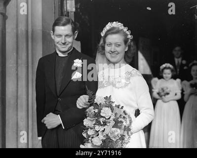 DÄNISCHE EHEFRAU FÜR LONDON KURATIERT Rev . JOHN THISTLE , Kurator in St . Mary's Church Wimbledon ( London ) war in seiner eigenen Kirche mit KIRSTEN ELIZABETH VESTBIRK , Tochter des dänischen Generalkonsul in London verheiratet . DAS BILD ZEIGT :- die Braut und der Bräutigam nach ihrer Trauung . 16. März 1949 Stockfoto