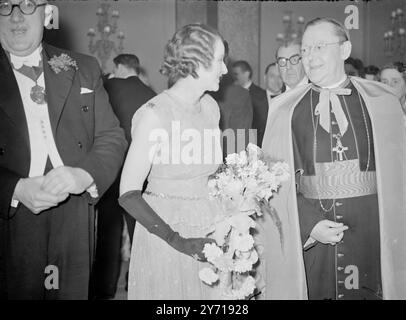 AM ST . PATRICKS NIGHT BANKETT seiner Exzellenz der Apostolische Delegierte Erzbischof William Godfrey mit Frau Nunan , Frau des Präsidenten ( Dr . M.D. Nunan ) am 20. Club der National University of Ireland. Jährlich St . Patrick's ay Dinner im Grosvenor House, London . 17. März 1949 Stockfoto