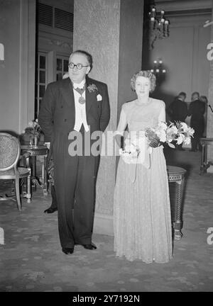 AM ST . PATRICKS ABENDBANKETT der Präsident , Dr . M.D. NUNAN und seine Frau Frau Frau Nunan begrüßen Herrn . COMPTON Mackenzie ( links ) am 20. Club der National University of Ireland. Jährlich St . Patrick's Day Dinner im Grosvenor House , London , organisiert vom National University of Ireland Club . 17. März 1949 Stockfoto