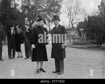 DÄNISCHE EHEFRAU FÜR LONDON KURATIERT Rev . JOHN THISTLE , Kurator in St . Mary's Church Wimbledon ( London ) war in seiner eigenen Kirche mit KIRSTEN ELIZABETH VESTBIRK , Tochter des dänischen Generalkonsul in London verheiratet . DAS BILD ZEIGT :- der dänische Botschafter Graf Eduard Reventlow und seine Frau , die Gäste der Hochzeit waren . 16. März 1949 Stockfoto